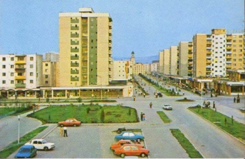 Illustration for article titled Cómo un pueblo de Rumania logró mover un edificio de 7 mil toneladas a la acera de enfrente en 5 horas
